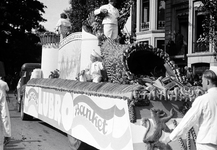 831724 Afbeelding van de praalwagen van de broodfabriek Lubro in de optocht ter gelegenheid van Koninginnedag, op de ...